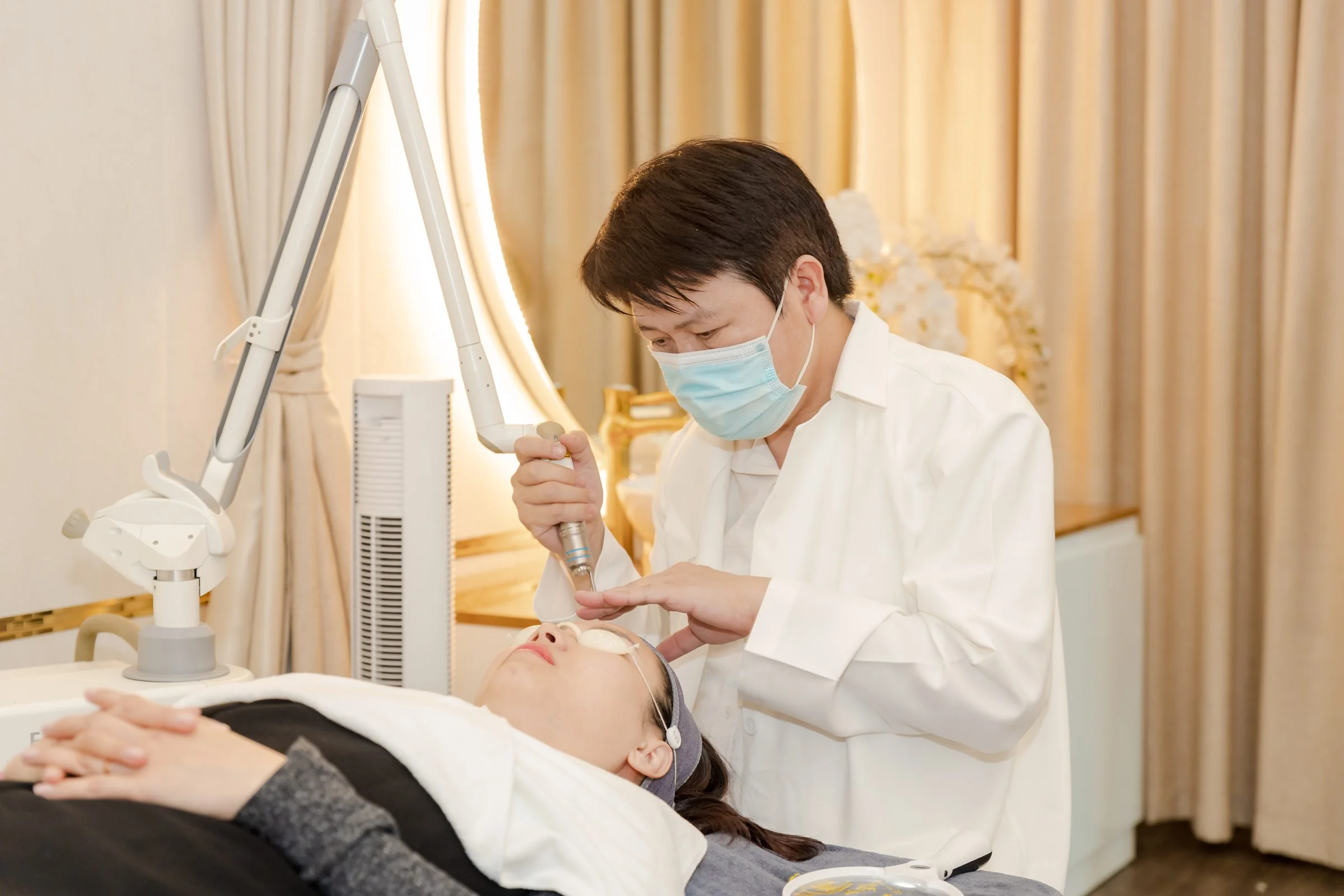 Bs. Nguyên đang điều trị laser Fotona